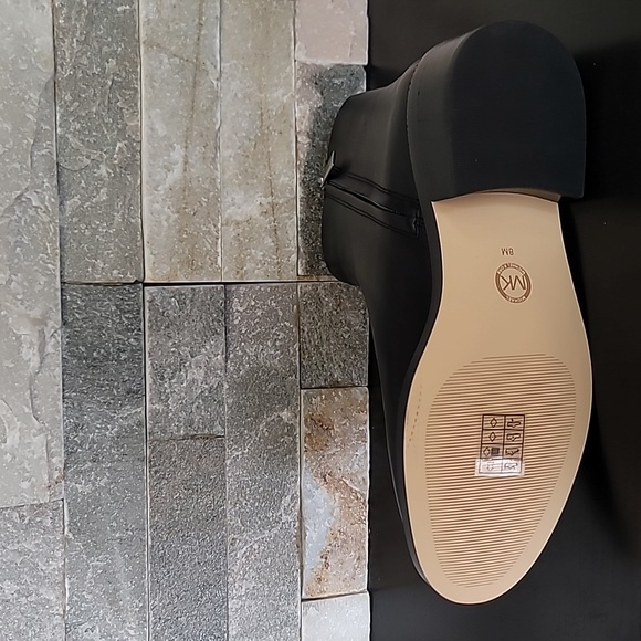 🎁 MICHAEL Michael Kors Women's Regan Leather Ankle Boot - Picture 10 of 11